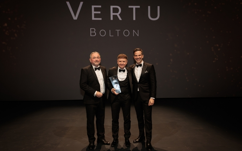 Land Rover Bolton Secures Prestigious Manufacturer Award